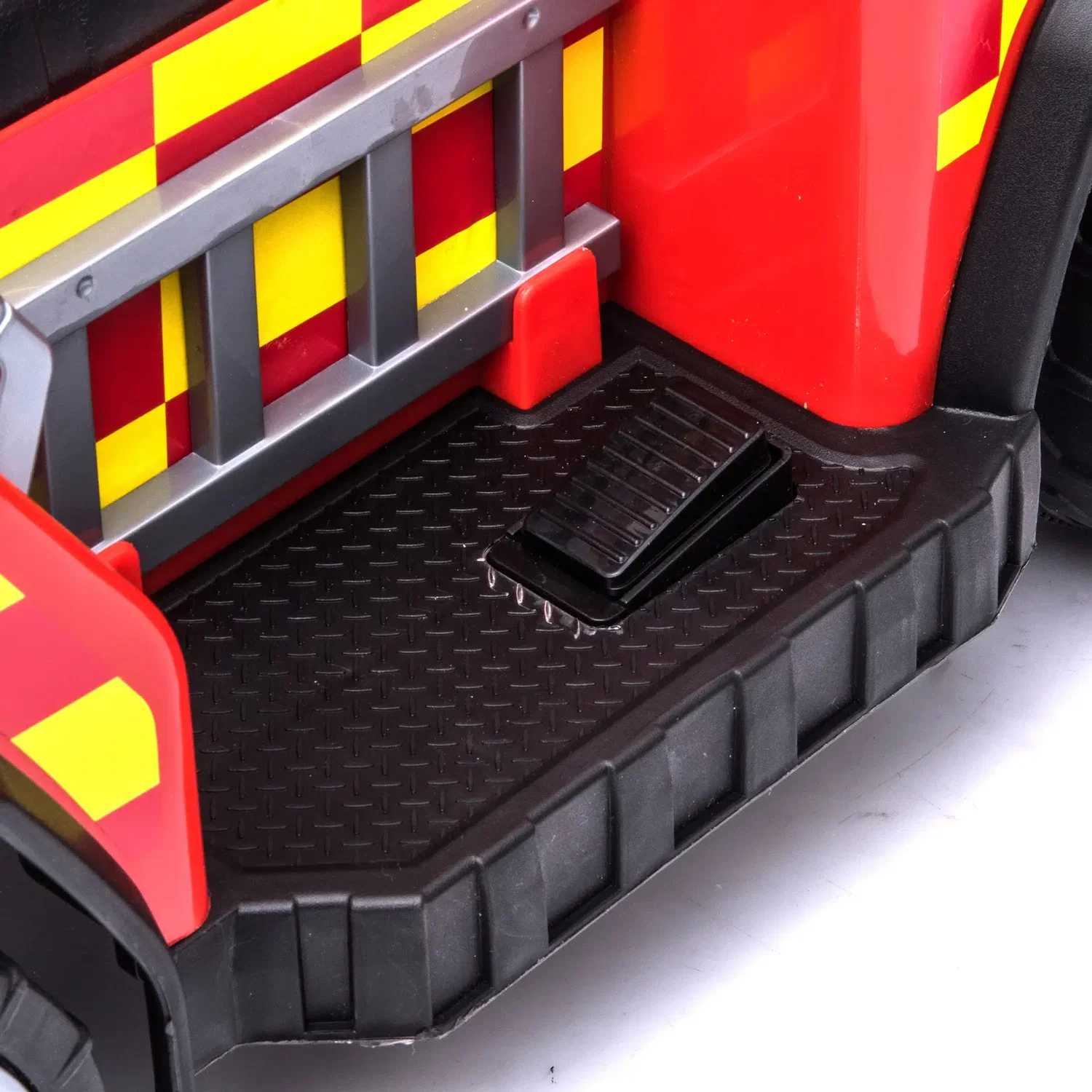 NORDIC PLAY Speed elbrandbil rød til børn – 1 x 7,4V motor, blinkende lys og alarm Nærbillede af fodrum og gaspedal på rød NORDIC PLAY Speed elbrandbil med gul-røde reflekser, skridsikker plastikbund og legetøjsstige. Elbrandbil til børn 2-6 år, 7,4V motor, topfart ca. 2,5-3 km/t.