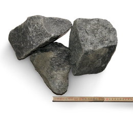 Store granitsten med målepind Tre store granitblokke med tommestok