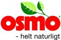 Osmo logo med røde bogstaver, grønne blade og teksten "helt naturligt"