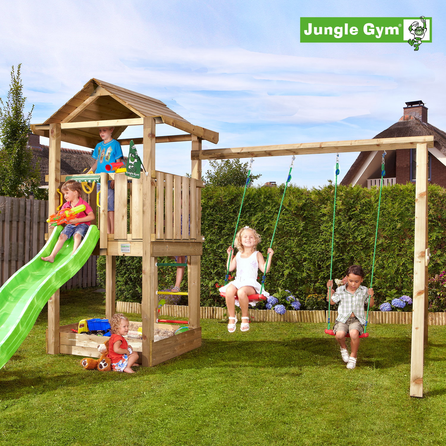 Jungle Gym legeplads med rutsjebane og gynger Børn leger på Jungle Gym trælegeplads med gynger