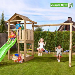 Jungle Gym legeplads med rutsjebane og gynger Børn leger på Jungle Gym trælegeplads med gynger