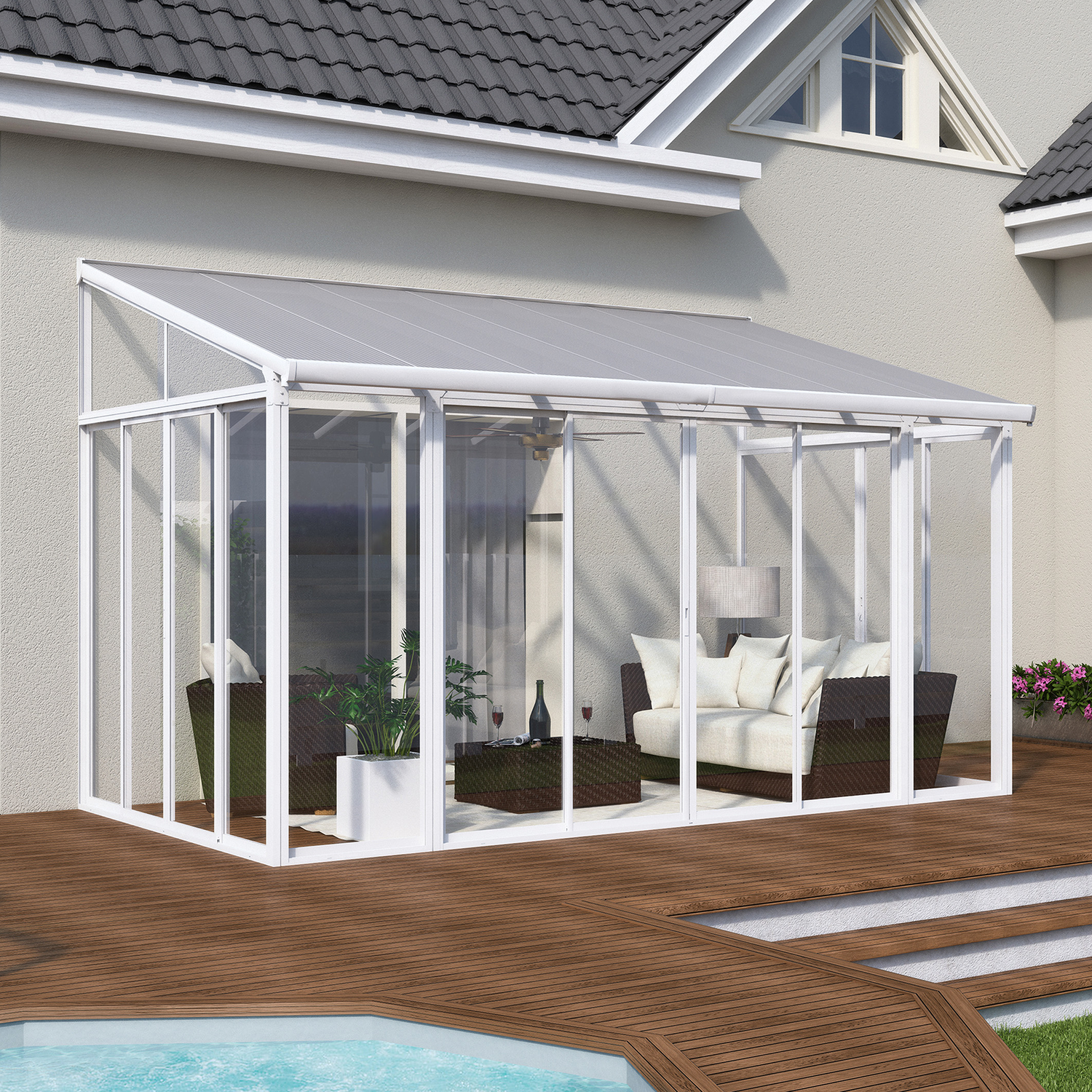 Hvid udestue i glas ved træterrasse og pool