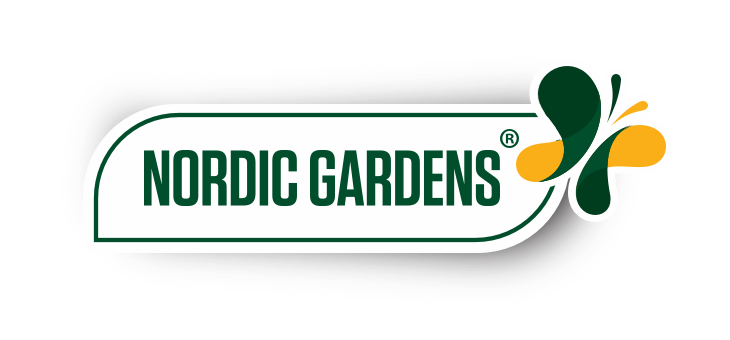 Logo: 'NORDIC GARDENS' i grøn tekst inden i hvid ramme med grøn kant og en stiliseret grøn-gul sommerfugl
