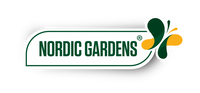 Nordic Gardens logo med grøn ramme og grøn-gul sommerfugl Logo: 'NORDIC GARDENS' i grøn tekst inden i hvid ramme med grøn kant og en stiliseret grøn-gul sommerfugl