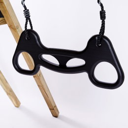 NORDIC PLAY Active gyngestativ med climb-modul – sort gyngesæde og trapezgynge inkl. grøn rutsjebane Sort trapezgynge/gyngesæde i plast hængende i sort reb på træstel – del af NORDIC PLAY Active gyngestativ med climb-modul og grøn rutsjebane