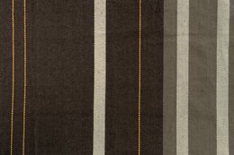 Brun stof med brede striber Brunt stribet tekstil med beige og grå striber