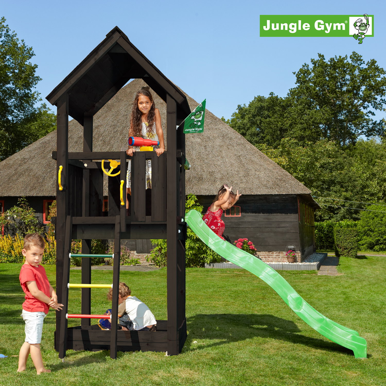 Jungle Gym legetårn med grøn rutsjebane Børn leger på Jungle Gym legetårn med rutsjebane