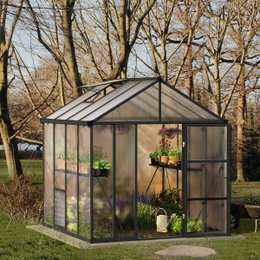 Drivhus Glory 6,2 m² grå Palram - højt tag, bred indgang og 10 mm dobbelte polycarbonatpaneler Glory 6,2 m² drivhus i grå pulverlakeret aluminiumsramme med højt tag, bred lavt dørtrin og 10 mm dobbelte polycarbonatpaneler; robust, UV-beskyttet og plads til planter og arbejdsbord
