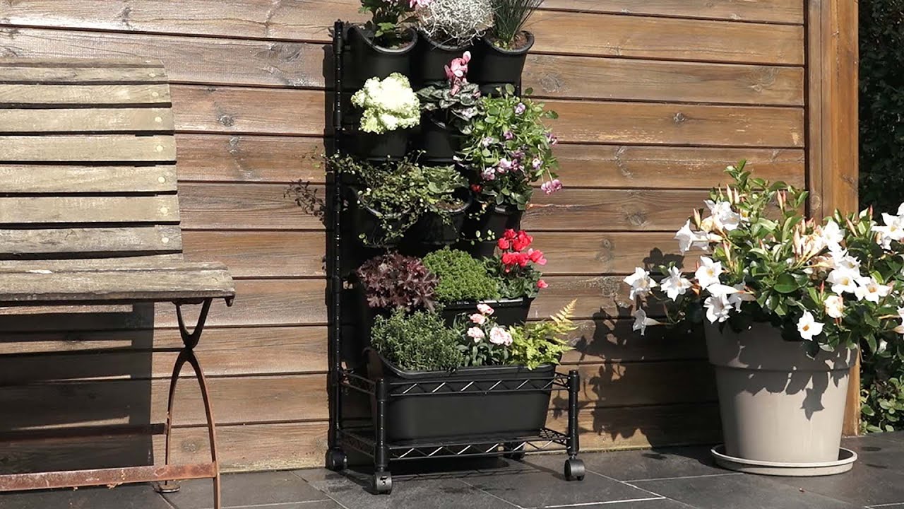 Mobilt plantestativ fra Nature med epoxybelagt metalramme på hjul, 9 små firkantede potter (0,9 L) og 2 store plantekasser (5,4 L) i genanvendt plast – ideelt til altan, terrasse eller have