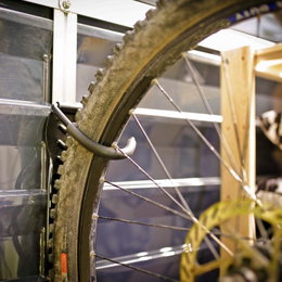 Vægholder til cykelhjul i metal Nærbillede af cykelhjul i metal vægholder
