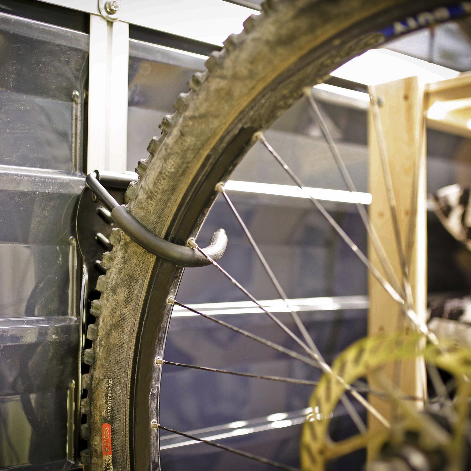 Nærbillede af cykelhjul i metal vægholder
