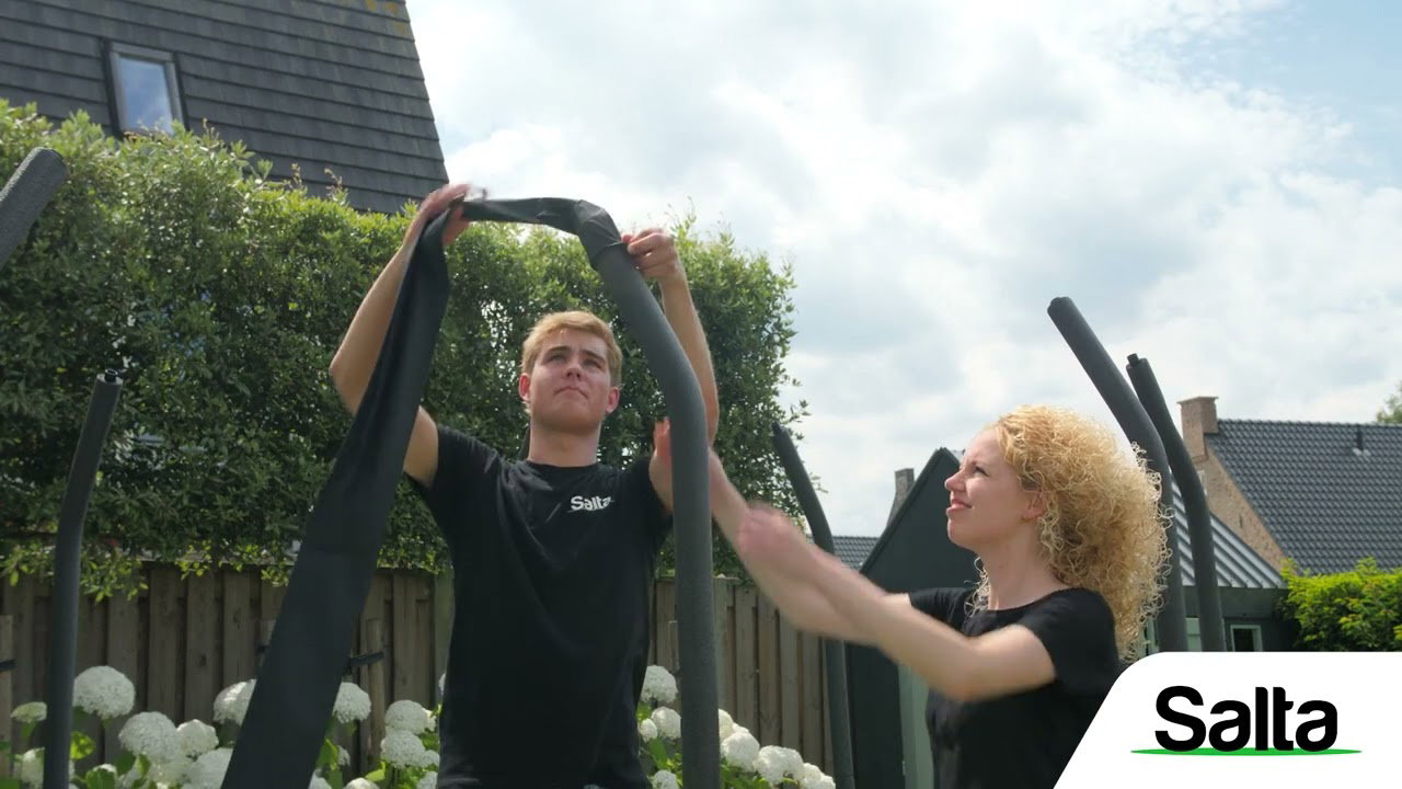Salta Ground sikkerhedsnet 305x214 cm - to personer monterer det sorte sikkerhedsnet til trampolin udendørs, Salta sikkerhedsnet i brug