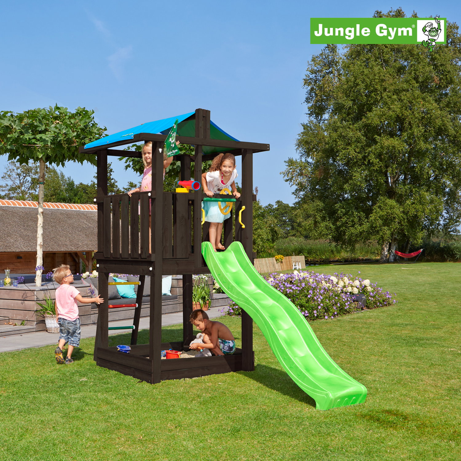 Jungle Gym legetårn med grøn rutsjebane Børn leger på Jungle Gym legetårn med rutsjebane