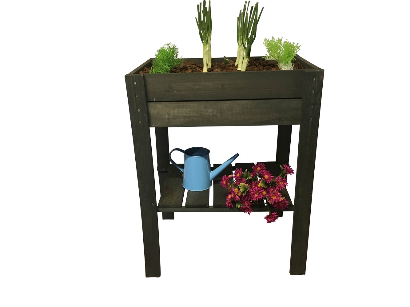 Højbed i mørkt træ med planter og hylde med kande