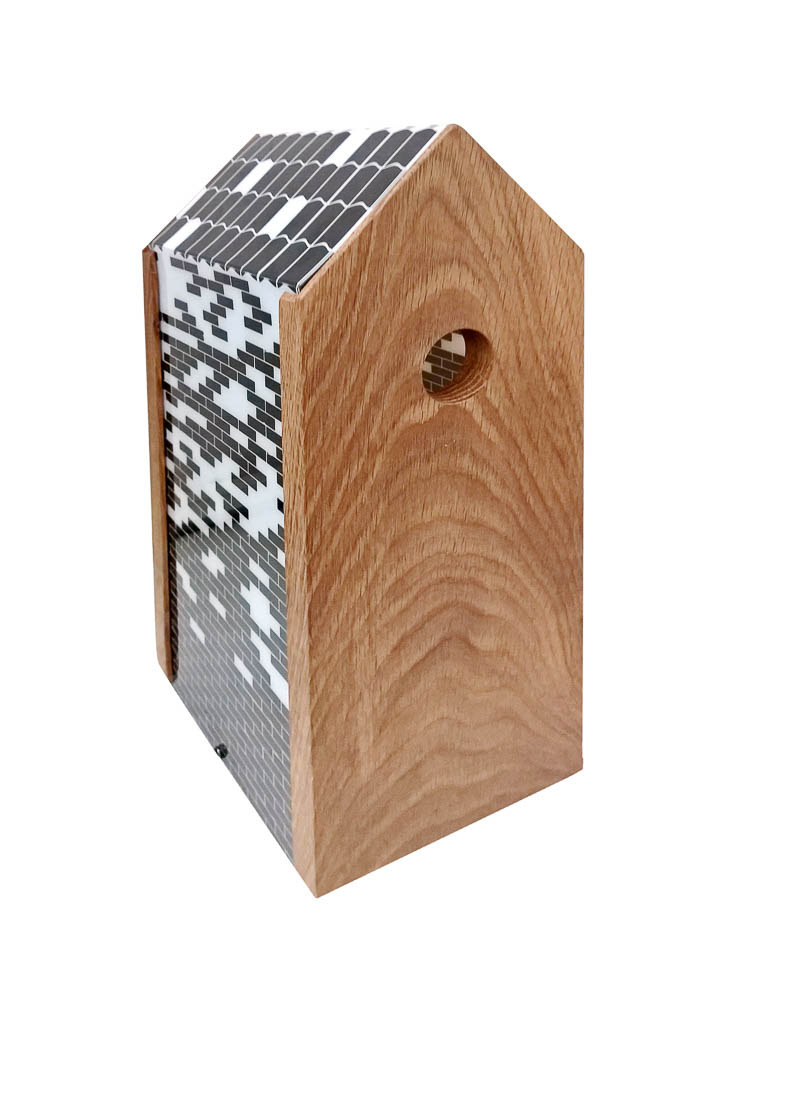 Moderne fuglehus i egetræ med sort-hvid mosaik