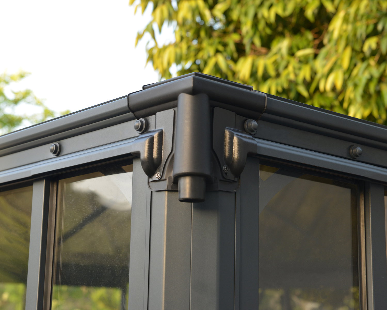 Detalje af antracitgrå havepavillon med tagrende