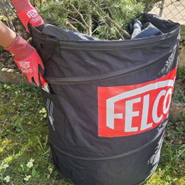 FELCO sammenklappelig havesæk til haveaffald Sort FELCO havesæk fyldt med grene i haven