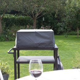 Vandtæt grillovertræk til havebordgrill Grillvogn med vandtæt gråt overtræk i haven