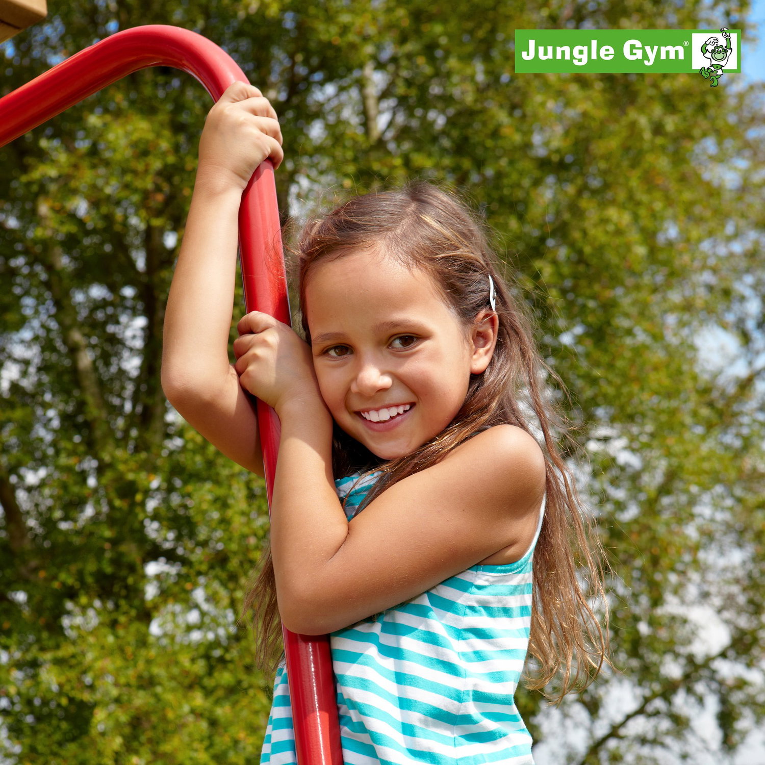 Barn leger på Jungle Gym legeplads Glad pige leger på Jungle Gym klatrestativ