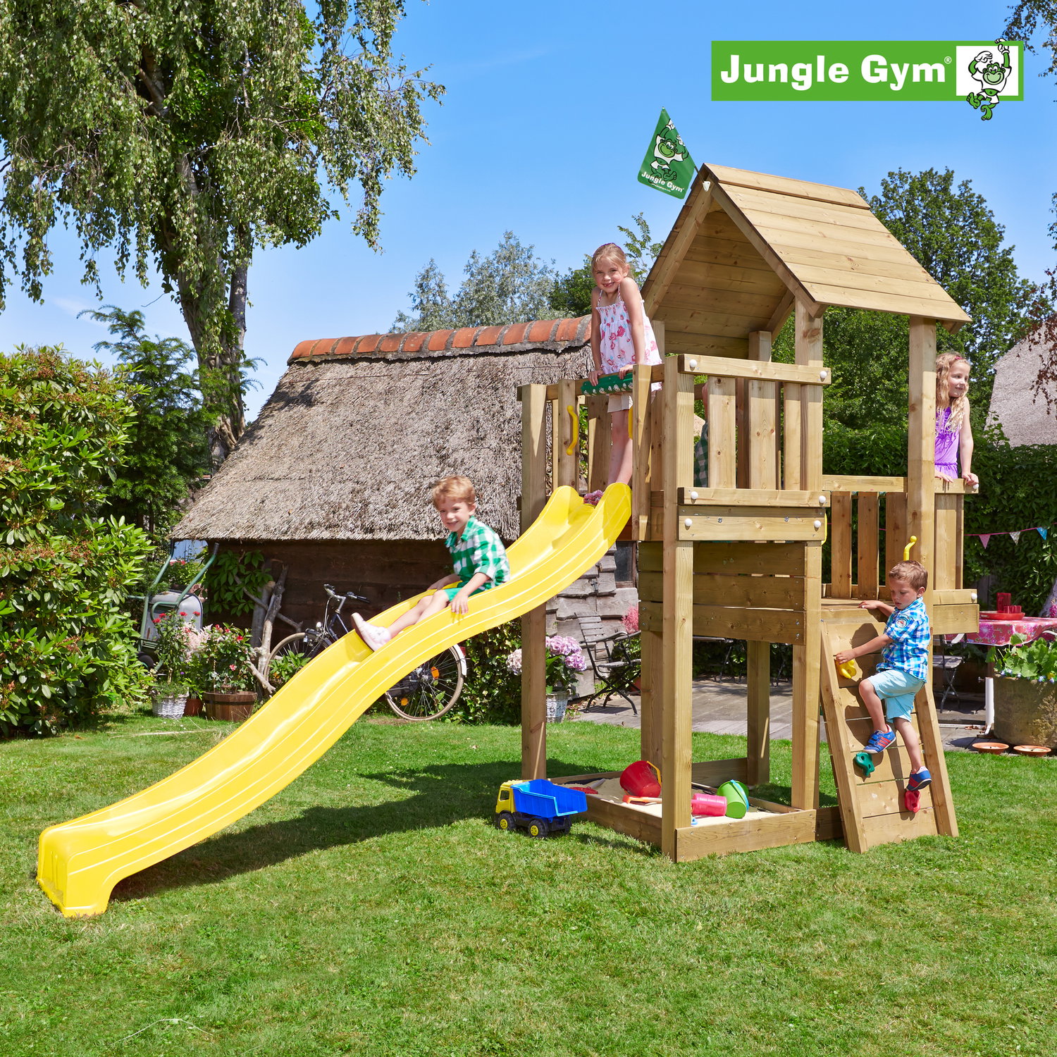 Jungle Gym legetårn med gul rutsjebane Børn leger på Jungle Gym legetårn med rutsjebane