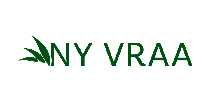 Logo: NY VRAA i grøn tekst med bladmotiv til venstre