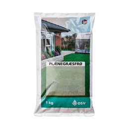 DSV plænegræsfrø 1 kg til grøn have Pose med DSV plænegræsfrø 1 kg foran hus