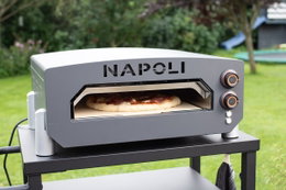 NAPOLI udendørs pizzaovn med pizzasten NAPOLI pizzaovn til haven med friskbagt pizza