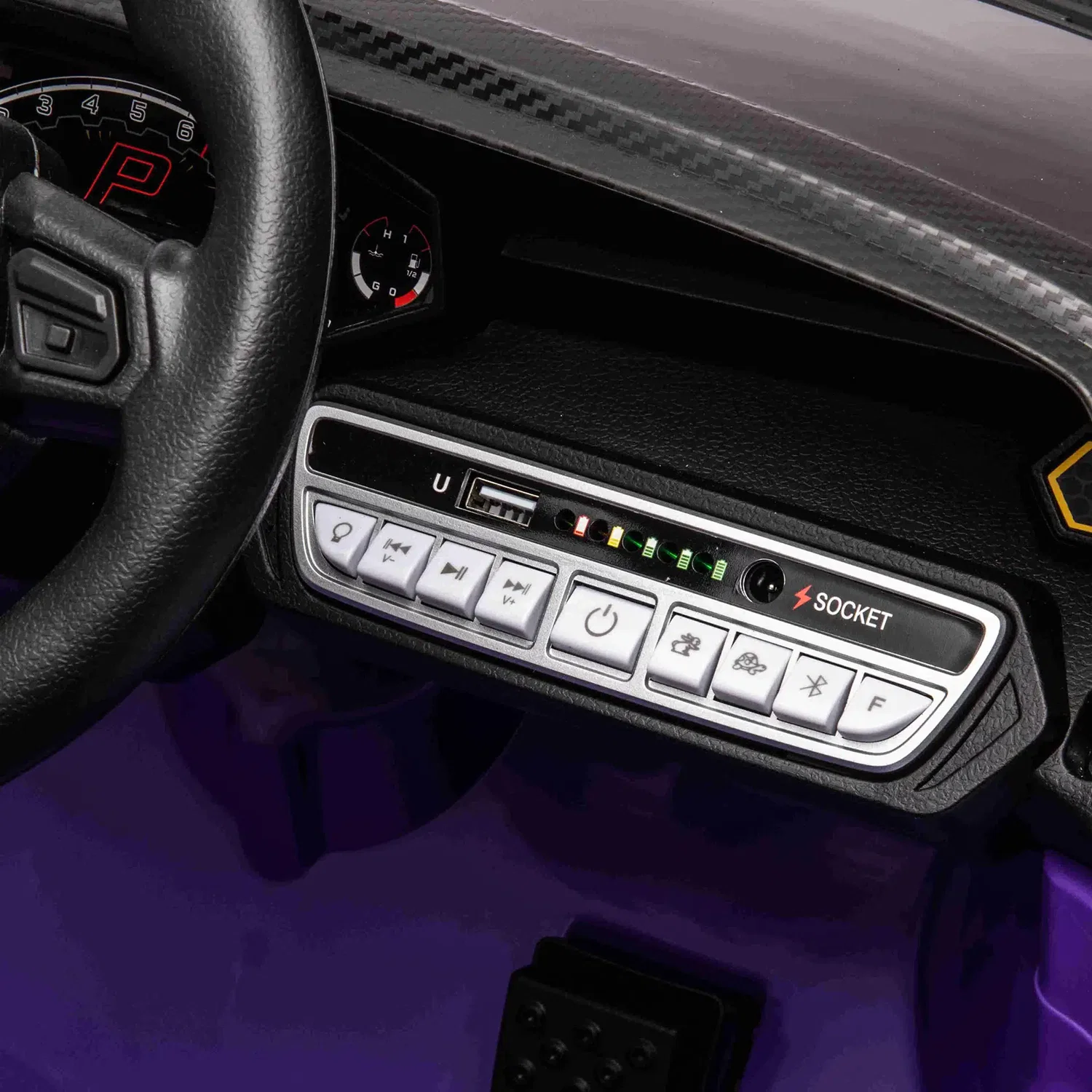 Lamborghini Autentica elbil til børn – lilla kontrolpanel med USB, Bluetooth og strømindikator Kontrolpanel og rat i lilla Lamborghini Autentica elbil fra Nordic Play med USB-port, tænd/sluk-knap, medieknapper, Bluetooth-symbol og batteri-LED-indikatorer