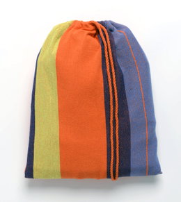 Stribet stofpose med snøre, orange, blå og grønne nuancer
