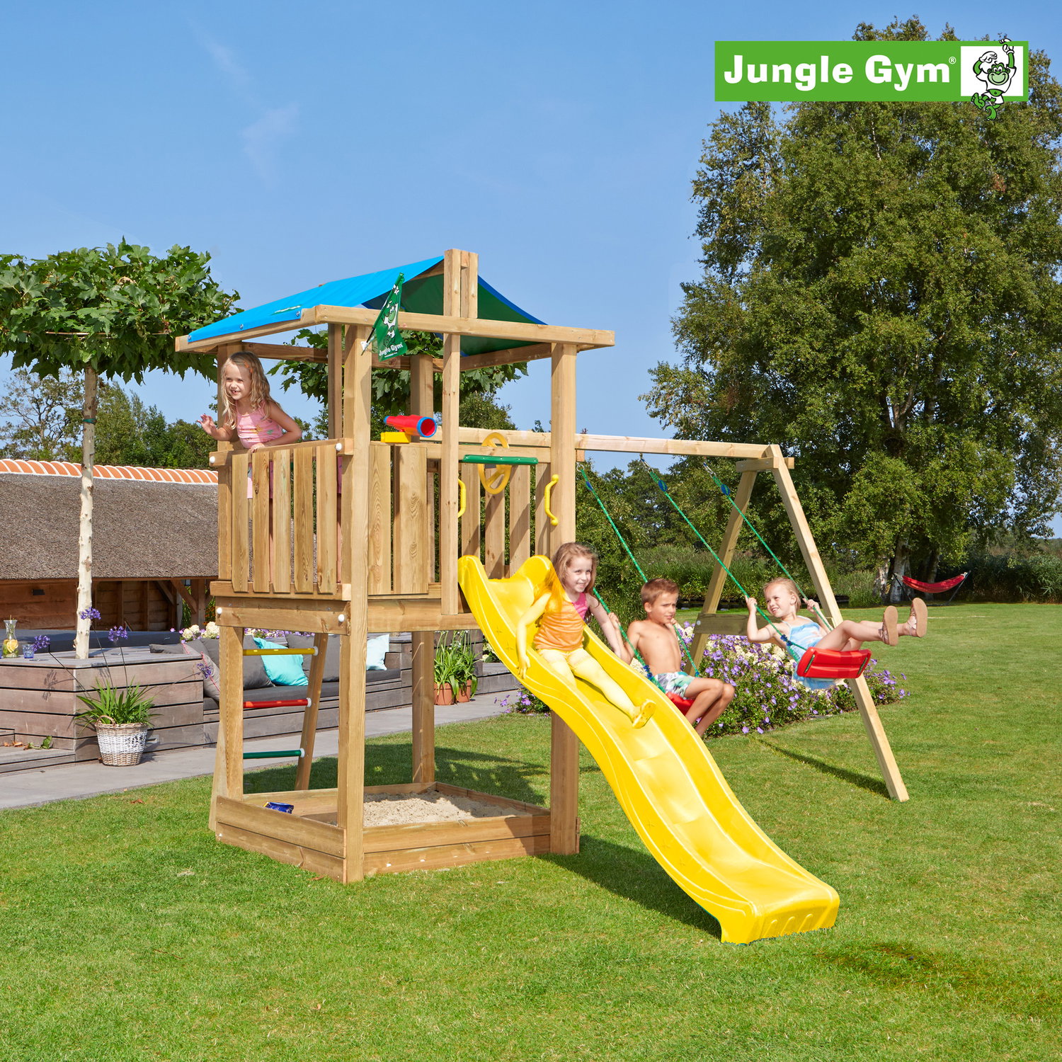 Jungle Gym legetårn med rutsjebane og gynger Træ legetårn med gul rutsjebane og gynger i have