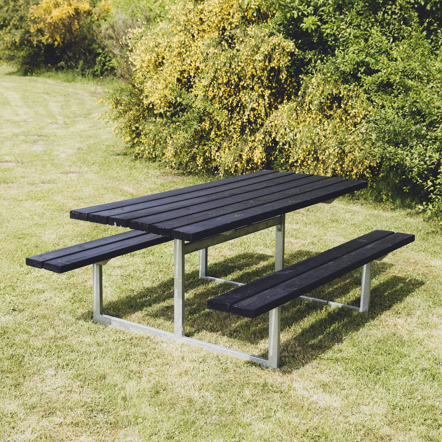 Sort udendørs picnicbord med bænke Sort træ-picnicbord med bænke i have