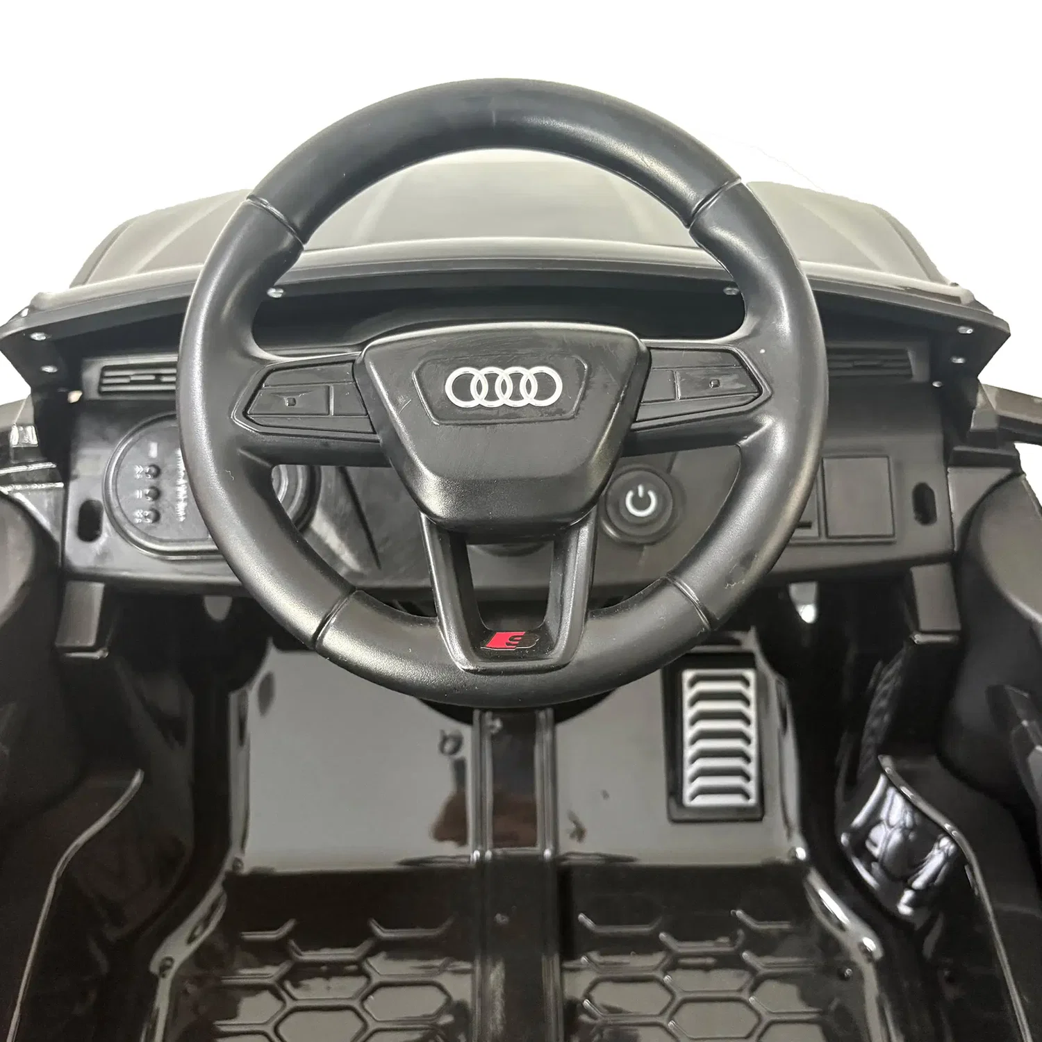 Audi SQ8 elbil til børn (sort) – NORDIC PLAY Speed, 2 x 10,8V motor, officielt licenseret Rat- og førerområde i sort Audi SQ8 elbil til børn fra NORDIC PLAY Speed med pedaler, tænd/sluk-knap og S-emblem – officiel licenseret model med 2 x 10,8V motor