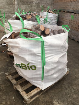 Stor bigbag med træbriketter til biobrændsel på palle