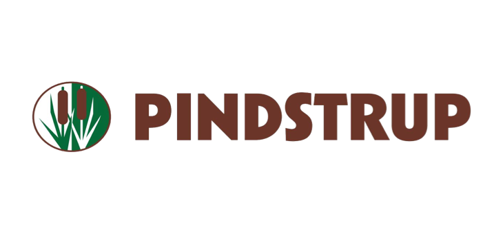 Pindstrup-logo med brune bogstaver og rundt grønt emblem med dunhammer (tagrør)