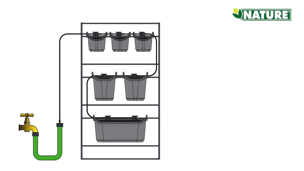 Plantevæg sæt fra Nature vist med vægmonteret metalgitter, 3 små potter på 0,9 l, 2 potter på 2,5 l og en altankasse på 5,4 l samt vandingsslange – til lodret dyrkning af krydderurter og blomster på altan eller terrasse