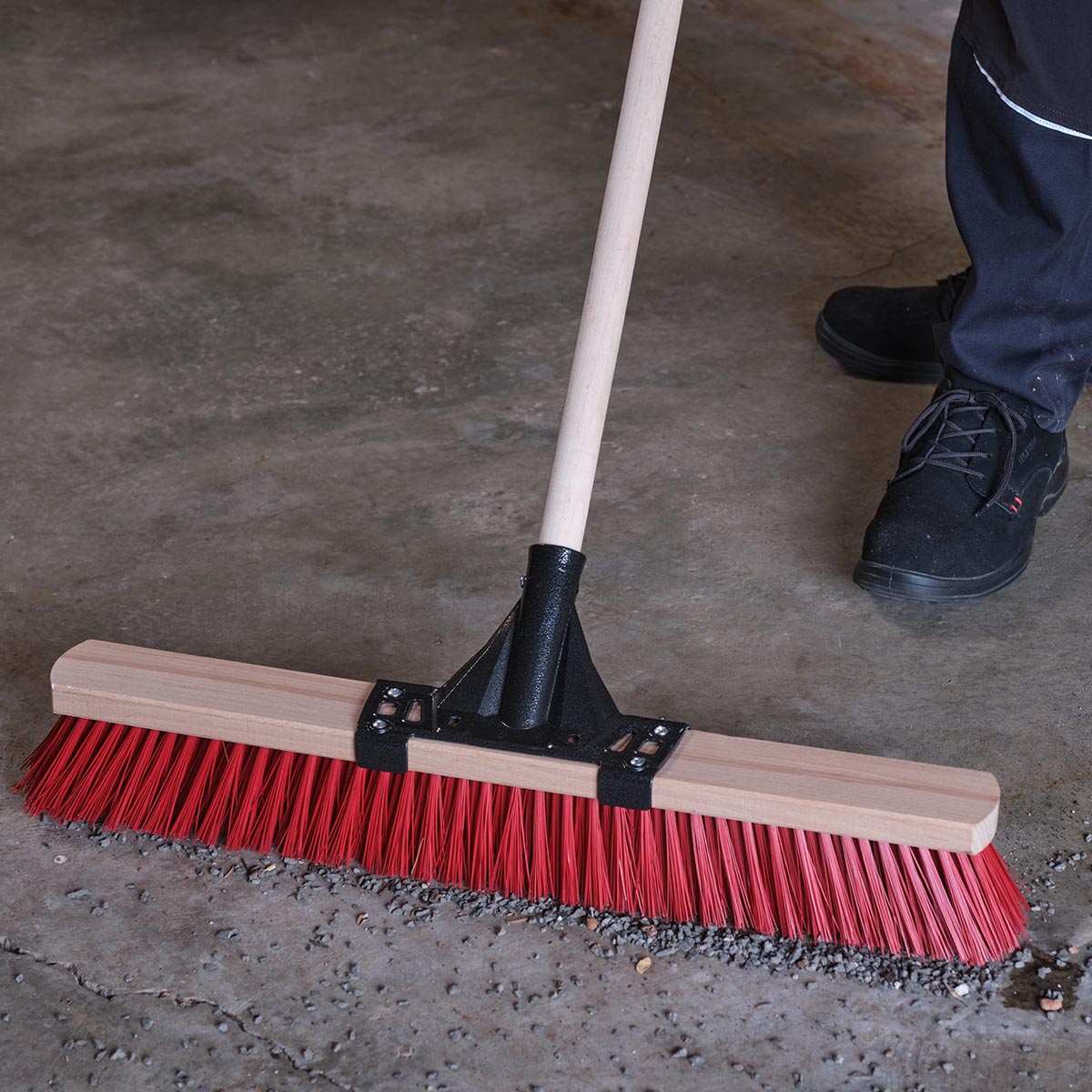 Arbejdskost Freund Arbejdskost træ/elaston 160 cm med rød Elaston-syntetbørste, solid træblok og metalholder monteret på FSC-certificeret træskaft, i brug på garage- eller fortovsgulv
