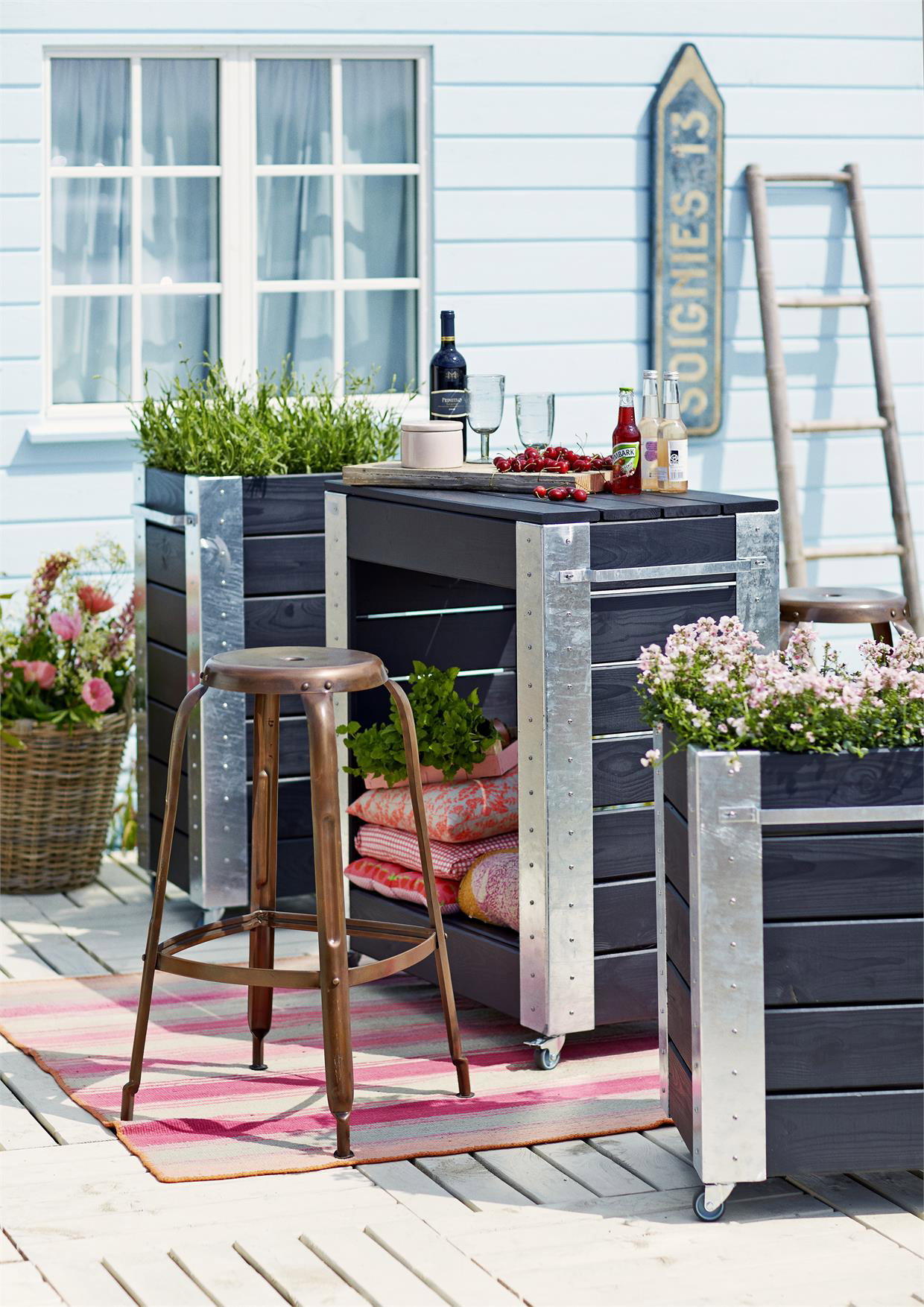 Terrasse med barbord, skammel og plantekasser