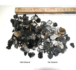 Flintsten våd og tør ved lineal Blandede flintsten i våd og tør tilstand