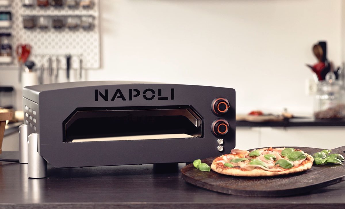 NAPOLI elektrisk pizzaovn til hjemmet NAPOLI pizzaovn på køkkenbord med frisk pizza