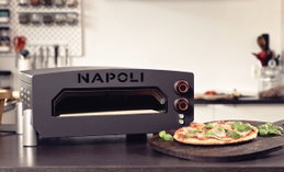 NAPOLI elektrisk pizzaovn til hjemmet NAPOLI pizzaovn på køkkenbord med frisk pizza