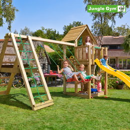 Jungle Gym legeplads med gynge og rutsjebane Børn leger på Jungle Gym trælegeplads med gynge og rutsjeban