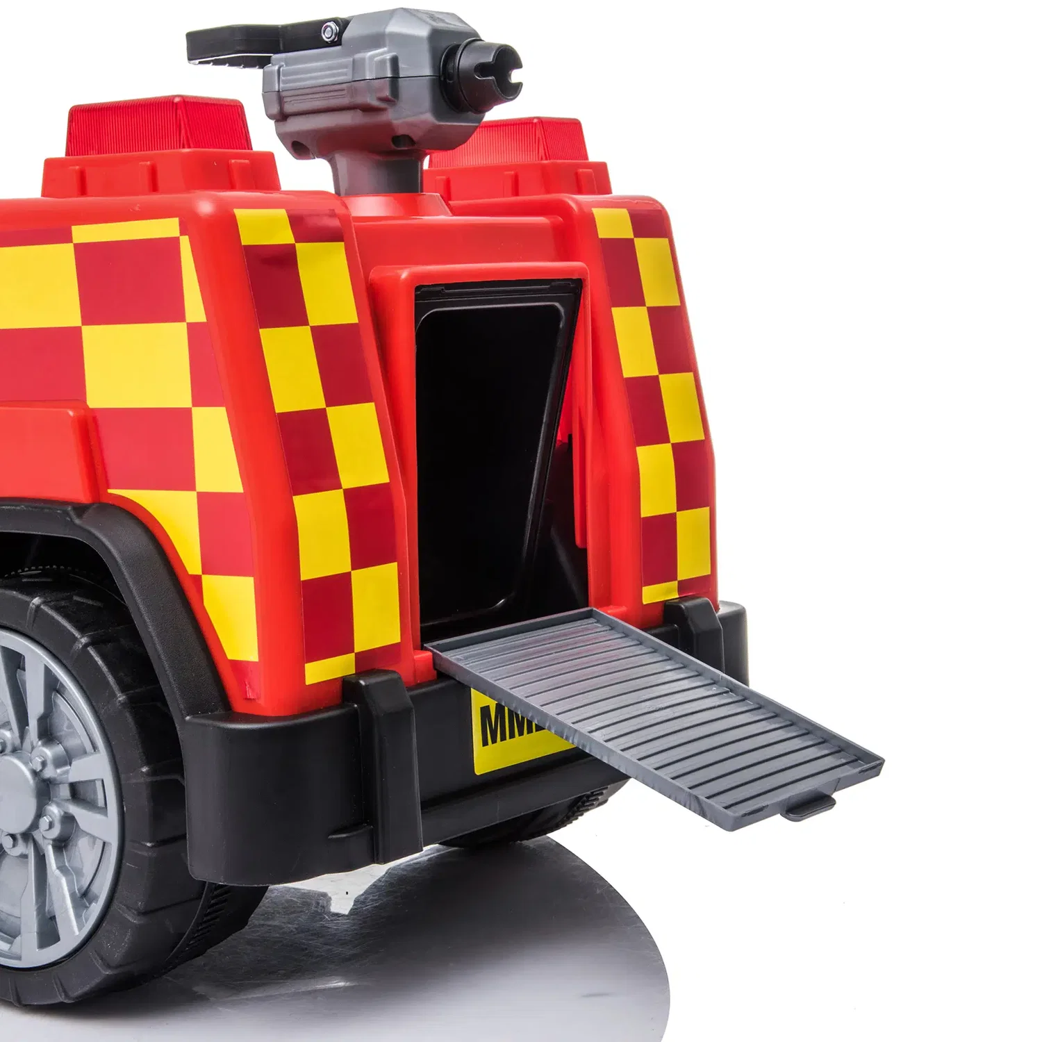 Elbrandbil 7,4V motor – NORDIC PLAY Speed rød elbil til børn 2-6 år Nærbillede af rød NORDIC PLAY Speed elbrandbil med åbent bagrum, udfoldet rampe og 1 x 7,4V motor. Børne-elbil med blinkende lys og alarmsirene, ideel til børn 2-6 år, topfart ca. 3 km/t.
