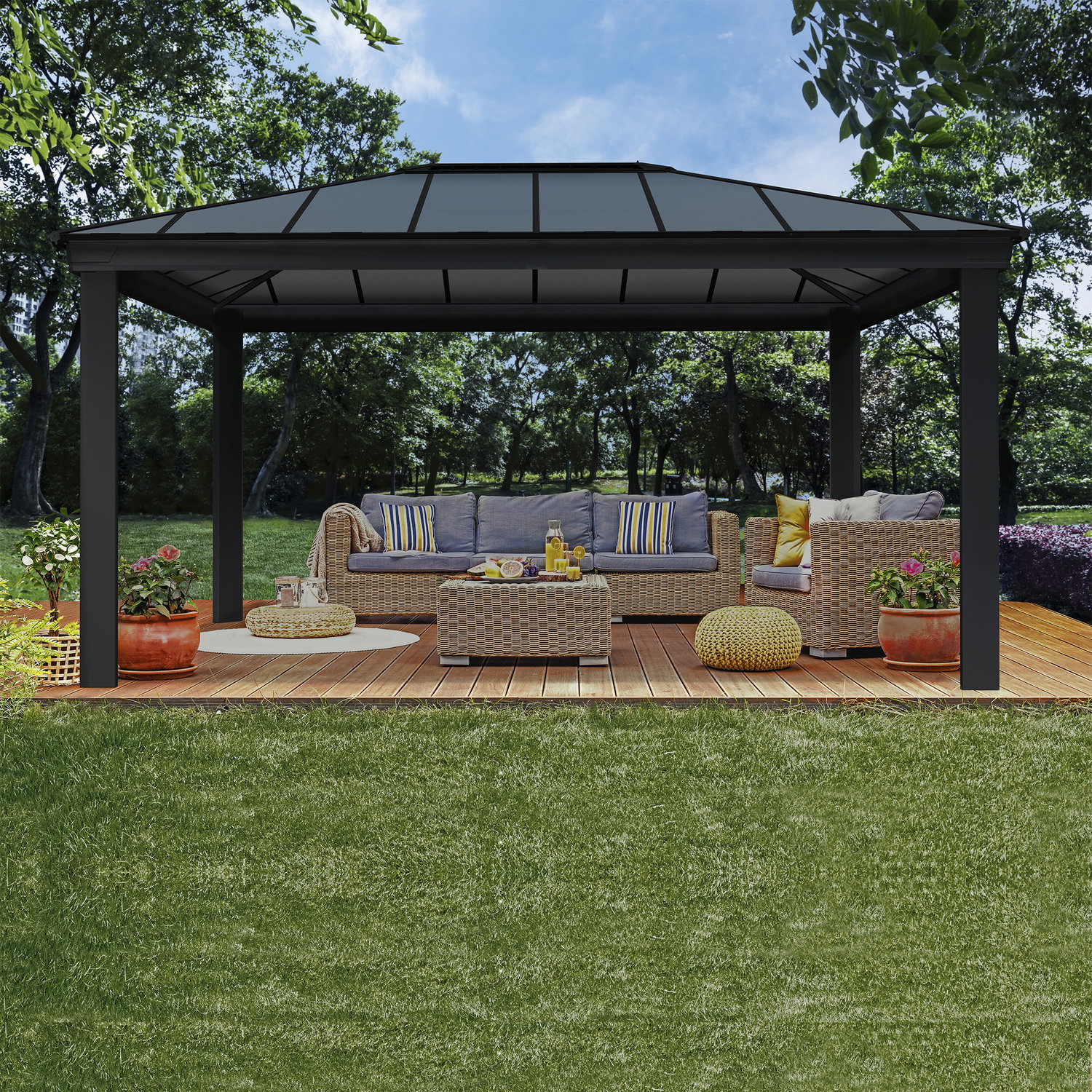 Havepavillon med loungesæt i flet Sort havepavillon med loungesæt på terrasse