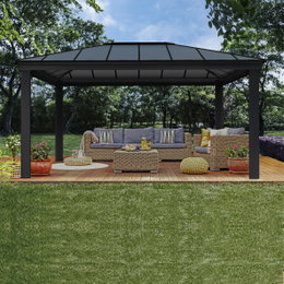 Havepavillon med loungesæt i flet Sort havepavillon med loungesæt på terrasse