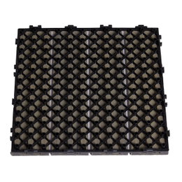 Terrasseflise komposit 30 x 30 cm 4-pak, drivtømmer HORTUS – lysgrå, vejrbestandig Underside af HORTUS terrasseflise komposit 30 x 30 cm (4-pak) i lysgrå drivtømmer-look med sort gitterbagside, holdbar kompositflise med lav vedligeholdelse