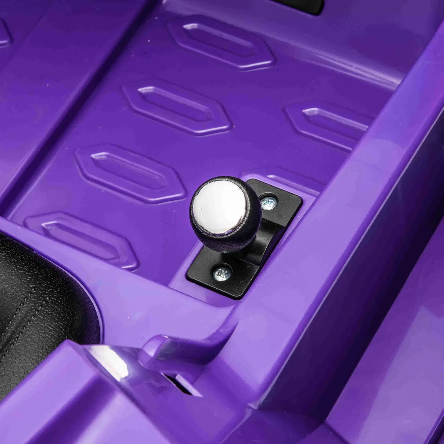 Lamborghini Autentica elbil til børn – lilla, 4 x 10,8V motor, EVA-hjul | Nordic Play Nærbillede af lila Lamborghini Autentica elbil (Nordic Play) – detalje med rund sort/hvid knap ved sædet og mønstret EVA-gulv