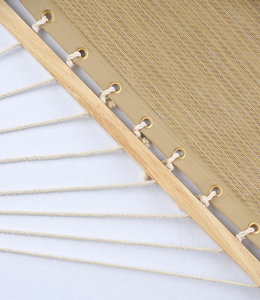 Beige hængekøje med træspreder Detalje af beige hængekøje med træ og reb