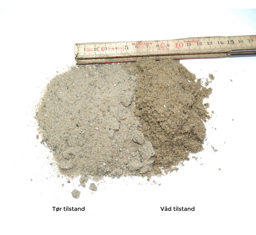 Sand i tør og våd tilstand vist med tommestok