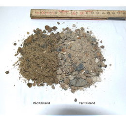 Våd og tør sand/grus prøve med målestok Sammenligning af vådt og tørt sand og grus med lineal