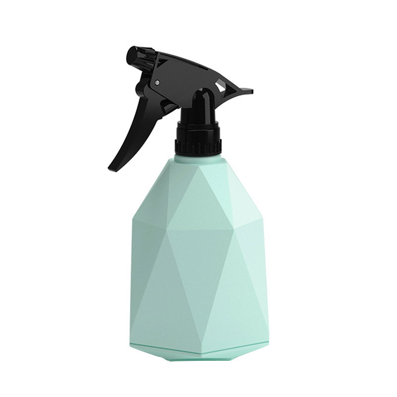 Geometrisk mintgrøn sprayflaske med sort pumpe